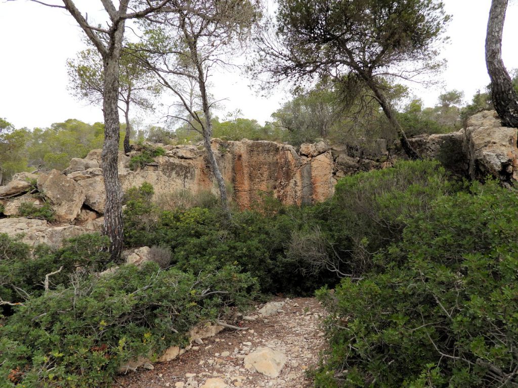 Antigua cantera de piedra arenisca en Cala Figuera.