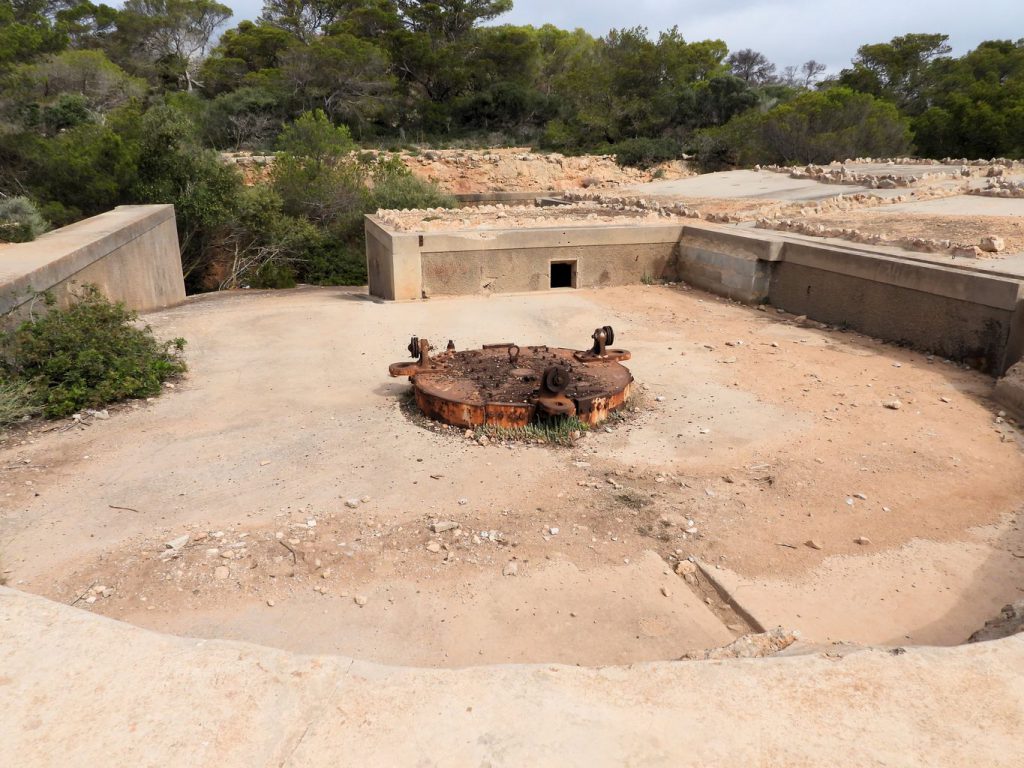 Base de uno de los cañones de la antigua bateria de costa de Cala Figuera.