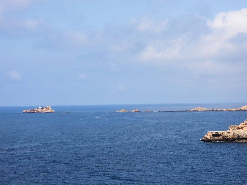 De izquierda a derecha, las islas de El Toro, El Toretó y Ses Barbines.