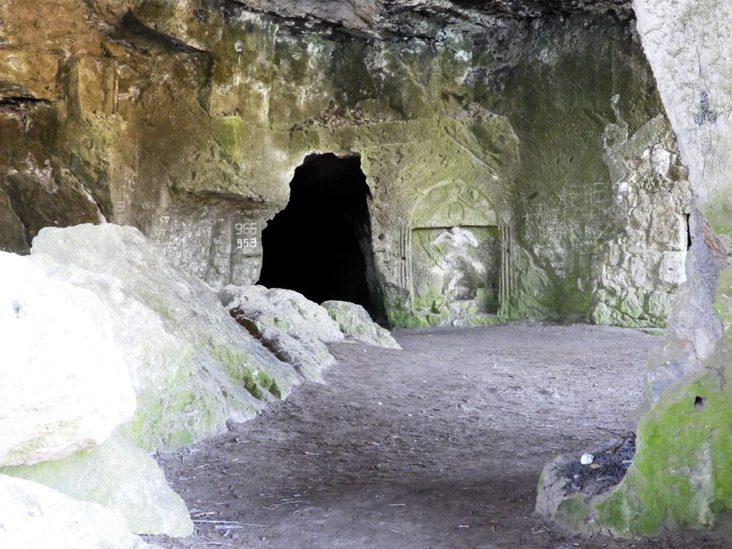 Interior de las antiguas canteras de arenisca de Portals Vells. "Cova de la mare de Déu".