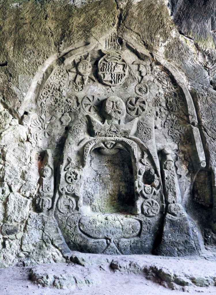 Interior de las antiguas canteras de arenisca de Portals Vells. "Cova de la mare de Déu".