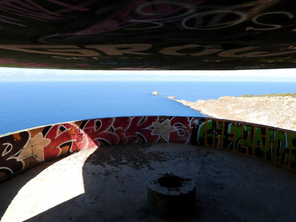 Esta antigua edificación militar, ubicación de un cañon o ametralladora, es un excelente mirador.