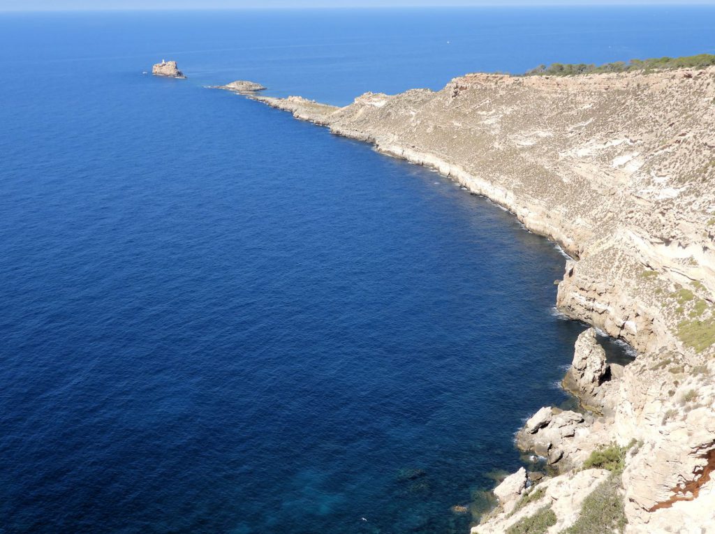 Cala Rafeubetx y la isla del Toro