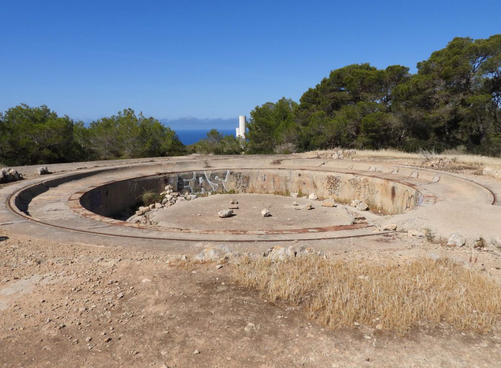 Base de un gran cañon de la antigua bateria de costa.