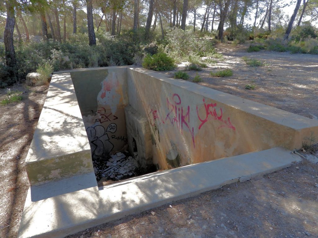 Entrada a un refugio subterraneo.