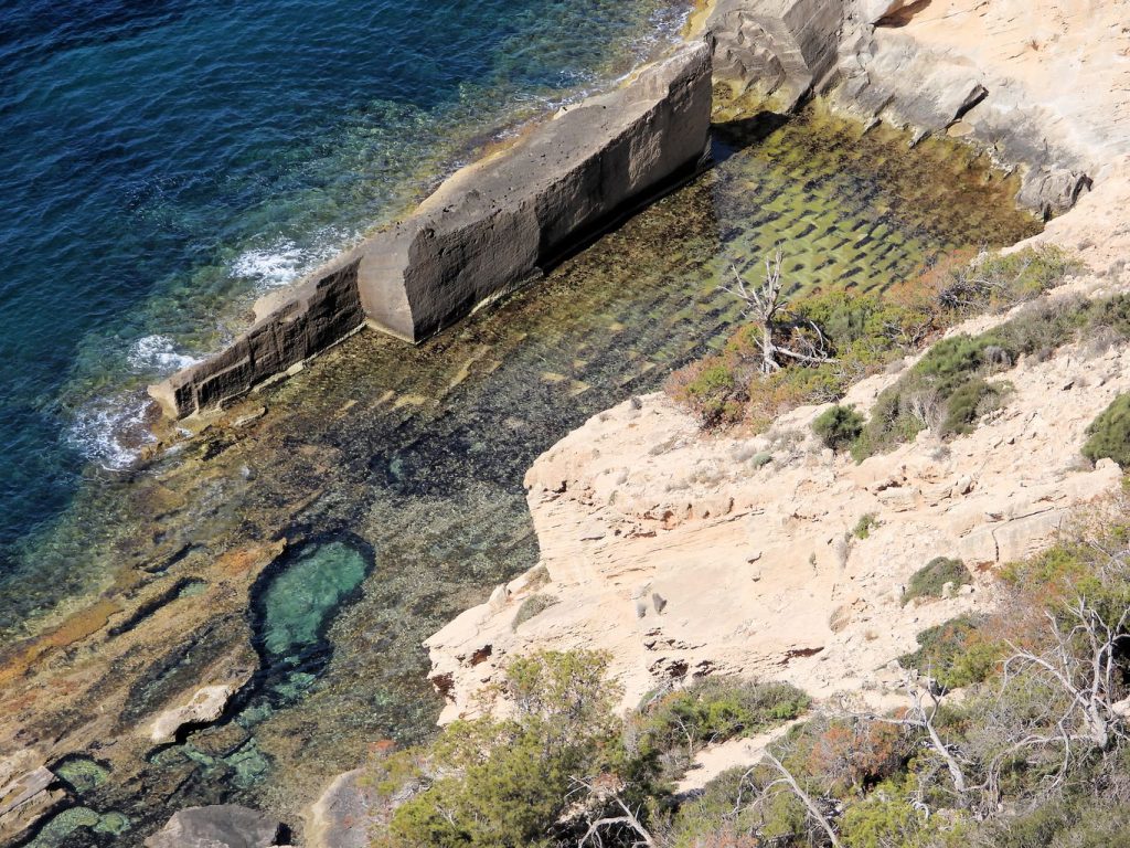 Antigua cantera de piedra arenisca a nivel del mar en la cala Rafeubetx.